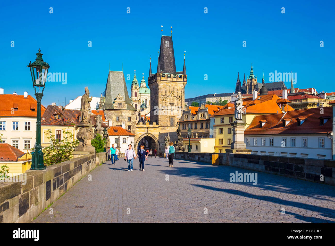 Tschechische Republik, Prag. Blick auf die Karlsbrücke, Altstädter Brückenturm und Gebäude in der Mala Strana. Stockfoto