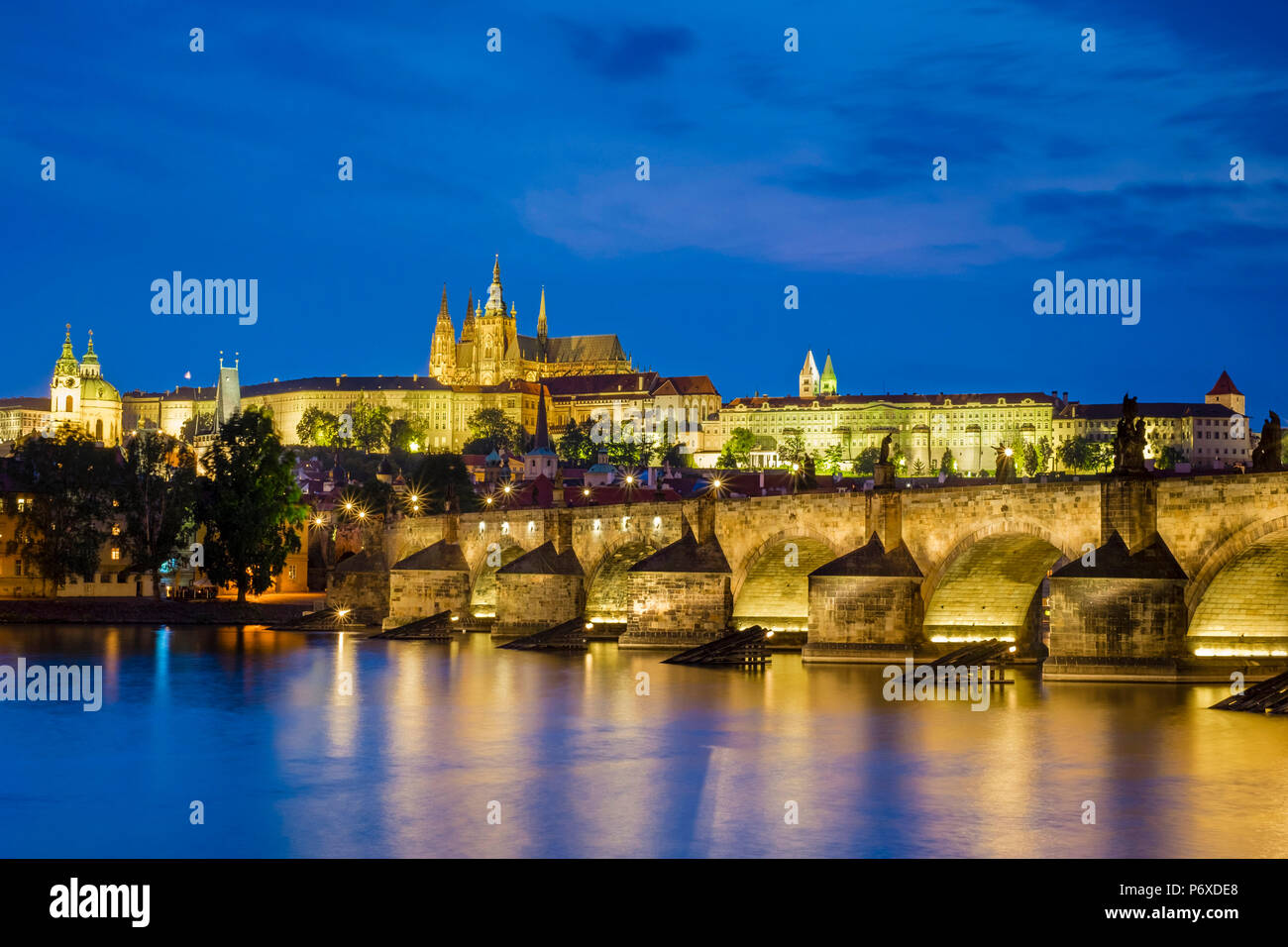 Tschechische Republik, Prag, Stare Mesto (Altstadt). Die Karlsbrücke und Prager Burg, Prazsky Hrad, an der Moldau in der Abenddämmerung. Stockfoto