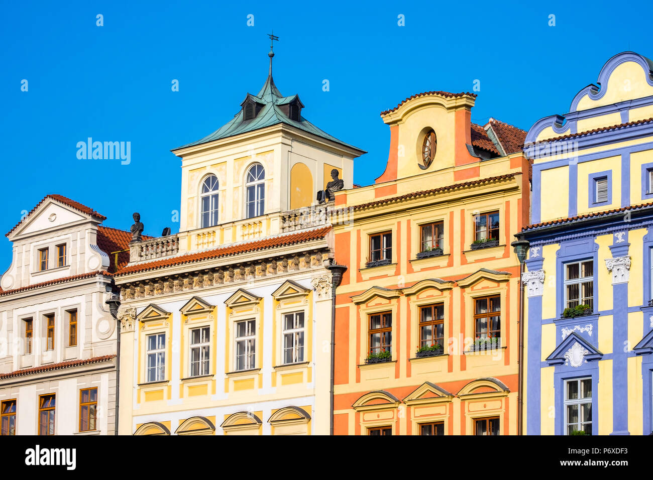 Tschechische Republik, Prag, Stare Mesto (Altstadt). Barocke Fassaden auf Staromestske Namesti, Old Town Square. Stockfoto