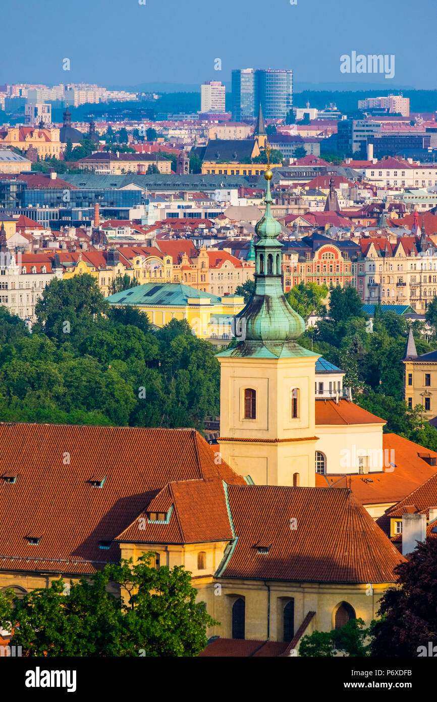 Tschechische Republik, Prag. Turm der Kirche der Siegreichen Jungfrau Maria und Gebäuden in Nove Mesto, der neuen Stadt. Stockfoto