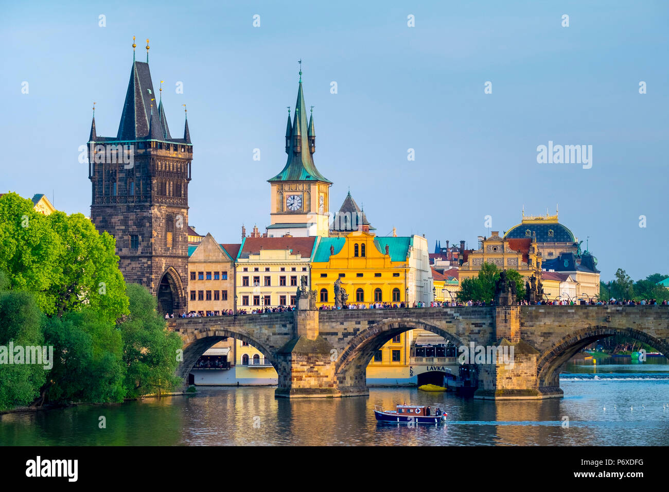 Tschechische Republik, Prag - Mala Strana. Blick auf die Karlsbrücke und der Altstädter Brückenturm an der Moldau. Stockfoto