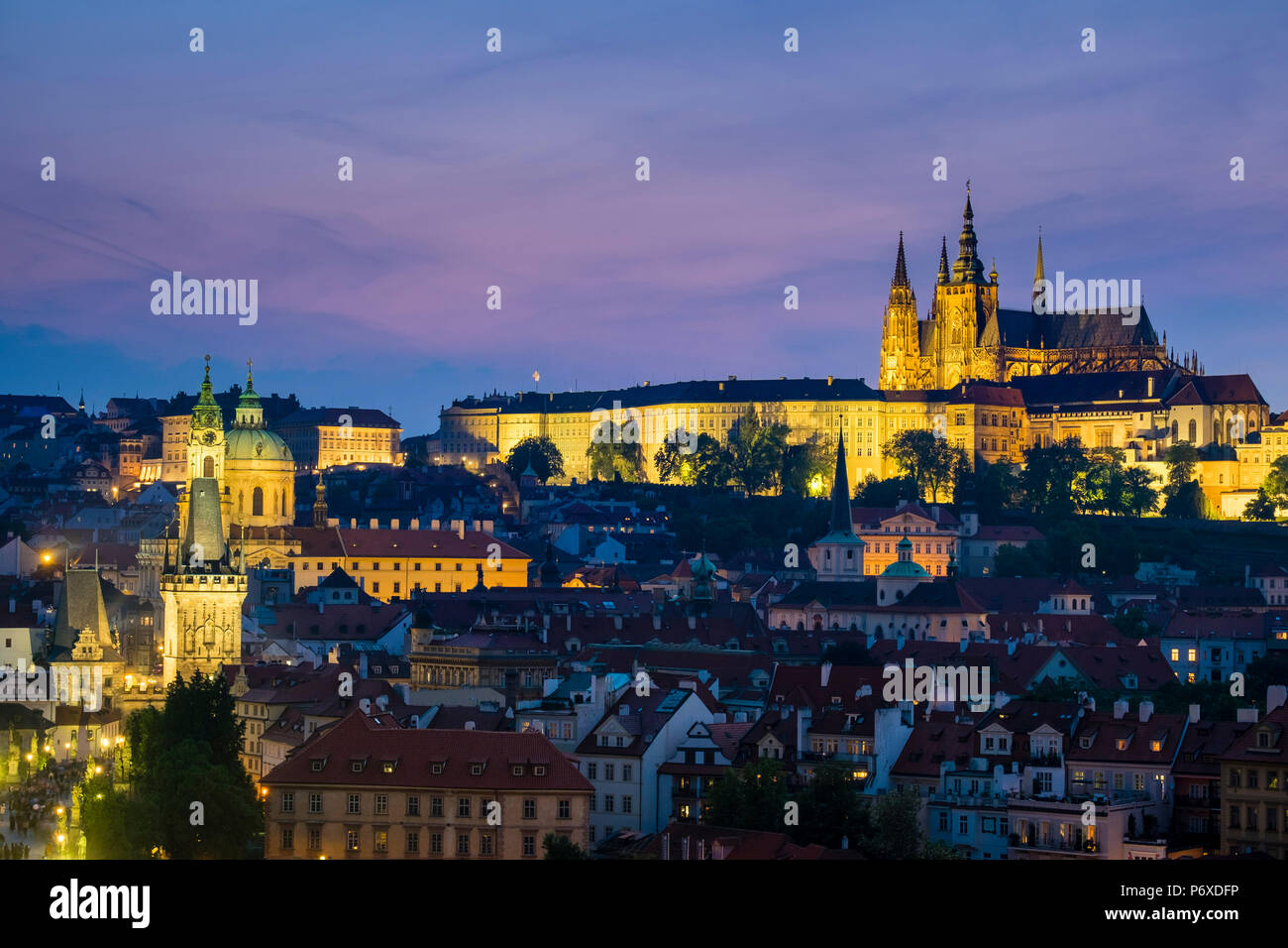Tschechische Republik, Prag. Die Karlsbrücke und Flugunternehmen Schloss an der Moldau in der Dämmerung, von der Altstädter Brückenturm. Stockfoto