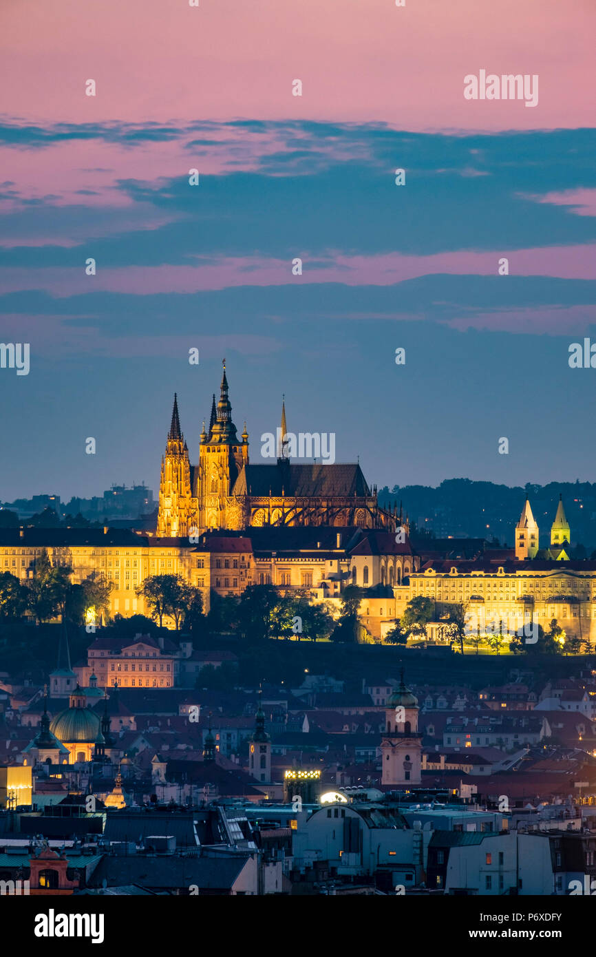 Tschechien, Prag, Vinohrady. Ansicht von Stare Mesto, Prag-Altstadt und die Prager Burg, Prazsky Hrad, vom Riegroy Sady Park in der Abenddämmerung. Stockfoto