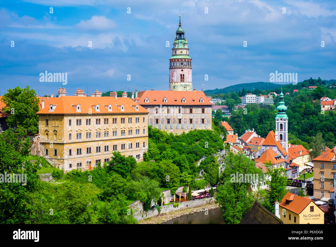 Tschechische Republik, Südböhmen, Cesky Krumlov. Schloss Cesky Krumlov an der Moldau. Stockfoto