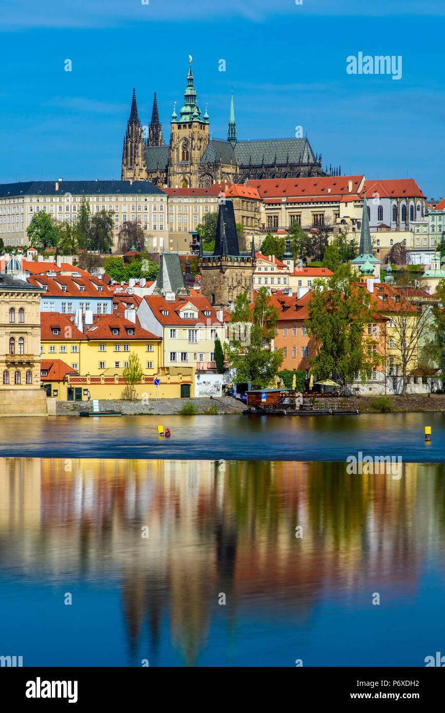 Ansicht von Mala Strana Viertel mit St. Veits-Dom spiegelt sich in der Moldau, Prag, Böhmen, Tschechische Republik Stockfoto