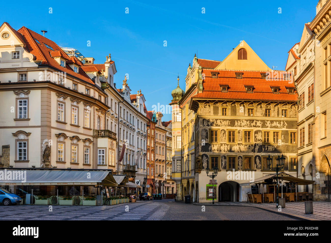 Altstädter Ring oder Staromestske Namesti mit die bemalte Fassade des Hauses in der Minute oder Dum u Minuty, Prag, Böhmen, Tschechien Stockfoto