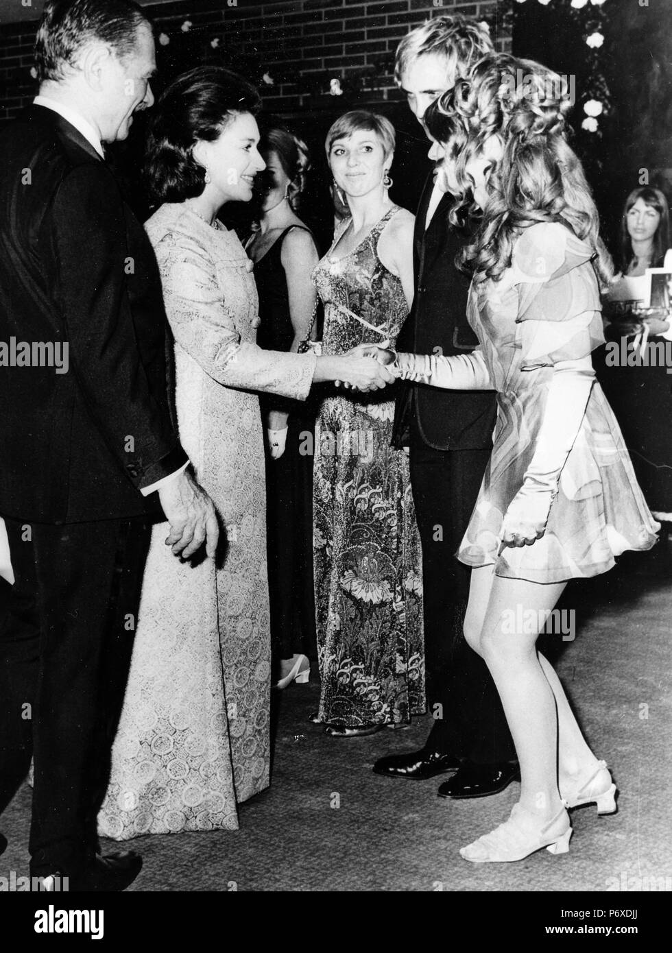 Julie Christie schüttelt Hände mit Prinzessin Margaret, Odeon Theatre, London, 17. Oktober 1967 Stockfoto