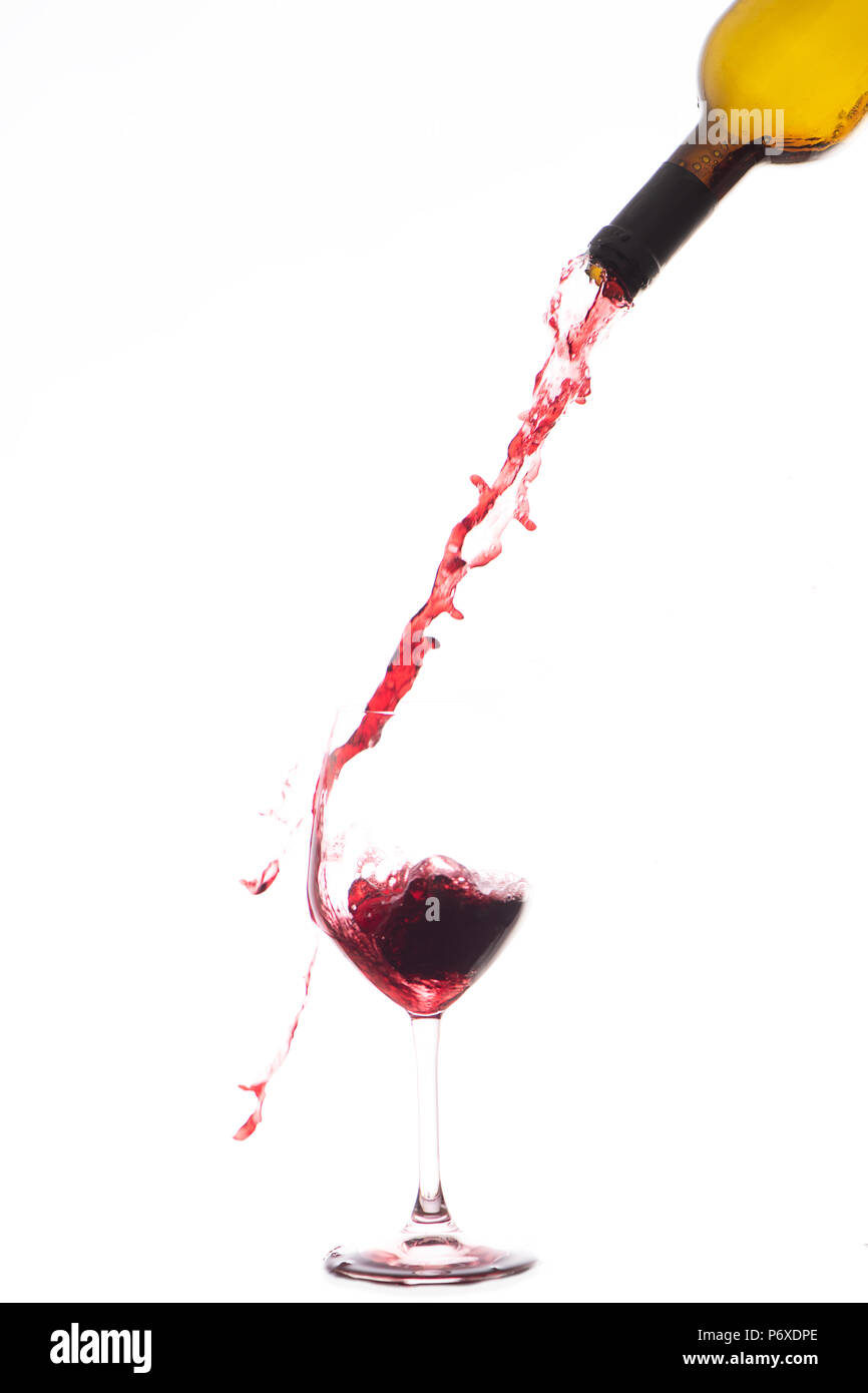 Rotwein in ein Glas Wein in Strömen Stockfoto