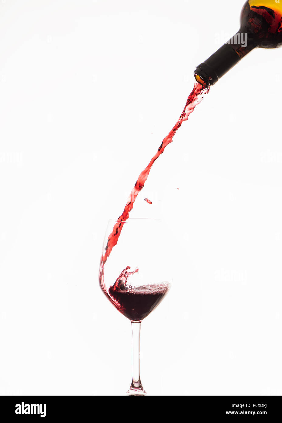 Rotwein in ein Glas Wein in Strömen Stockfoto