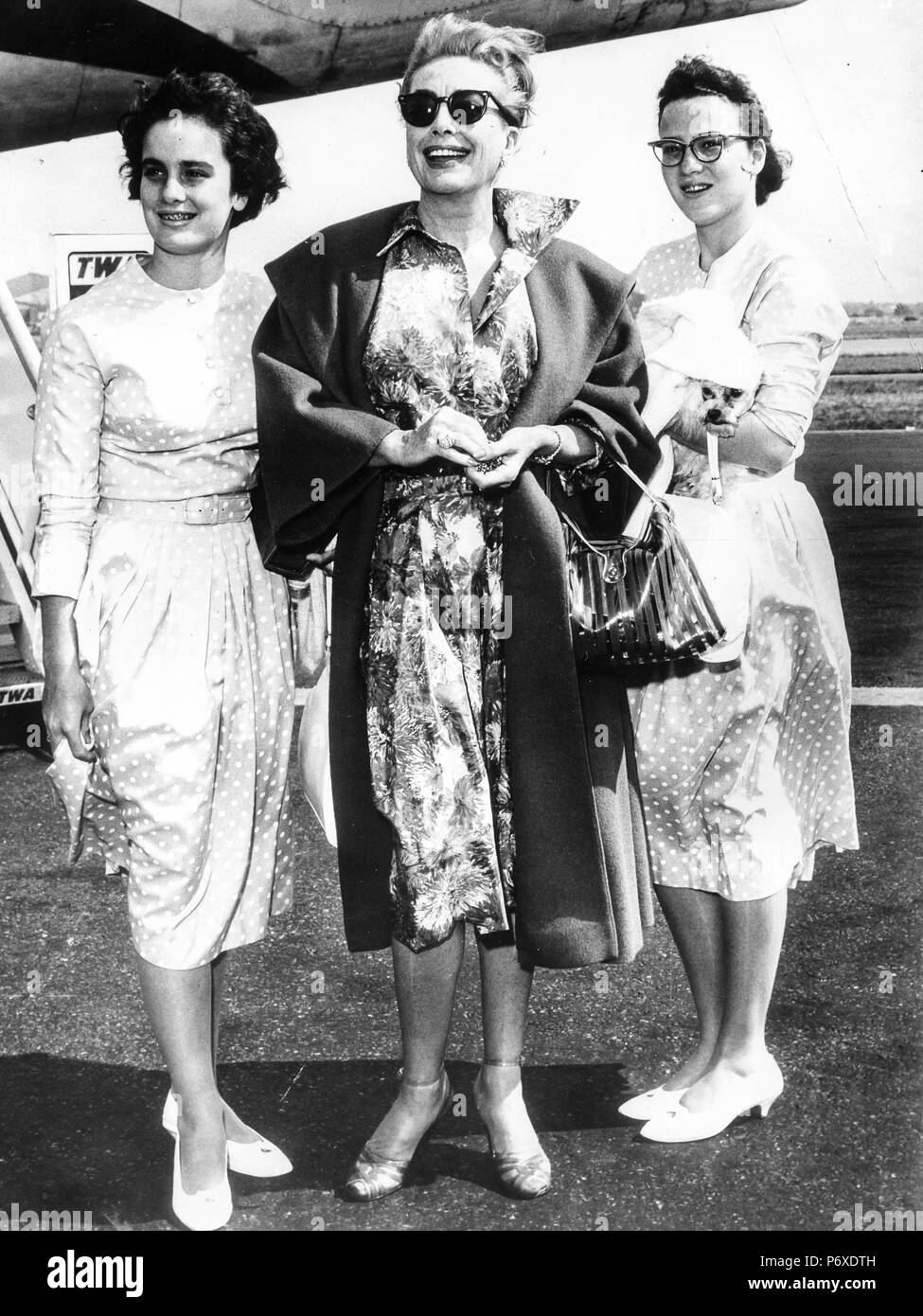 Joan Crawford mit Töchter Cathy und Cindy, Idlewild Airport, New York, 1960 Stockfoto