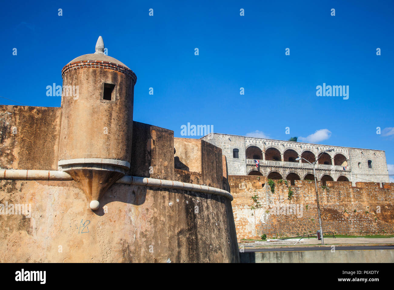 Dominikanische Republik, Santo Domingo, Colonial Zone, die Stadtmauer vor der Alcazar de Colon Stockfoto