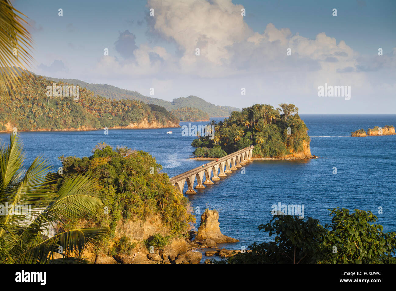 Dominikanische Republik, Östliche Halbinsel de Samana, Semana, Blick auf den Hafen und Los Puentes - berühmte Brücke nach Nirgendwo Stockfoto