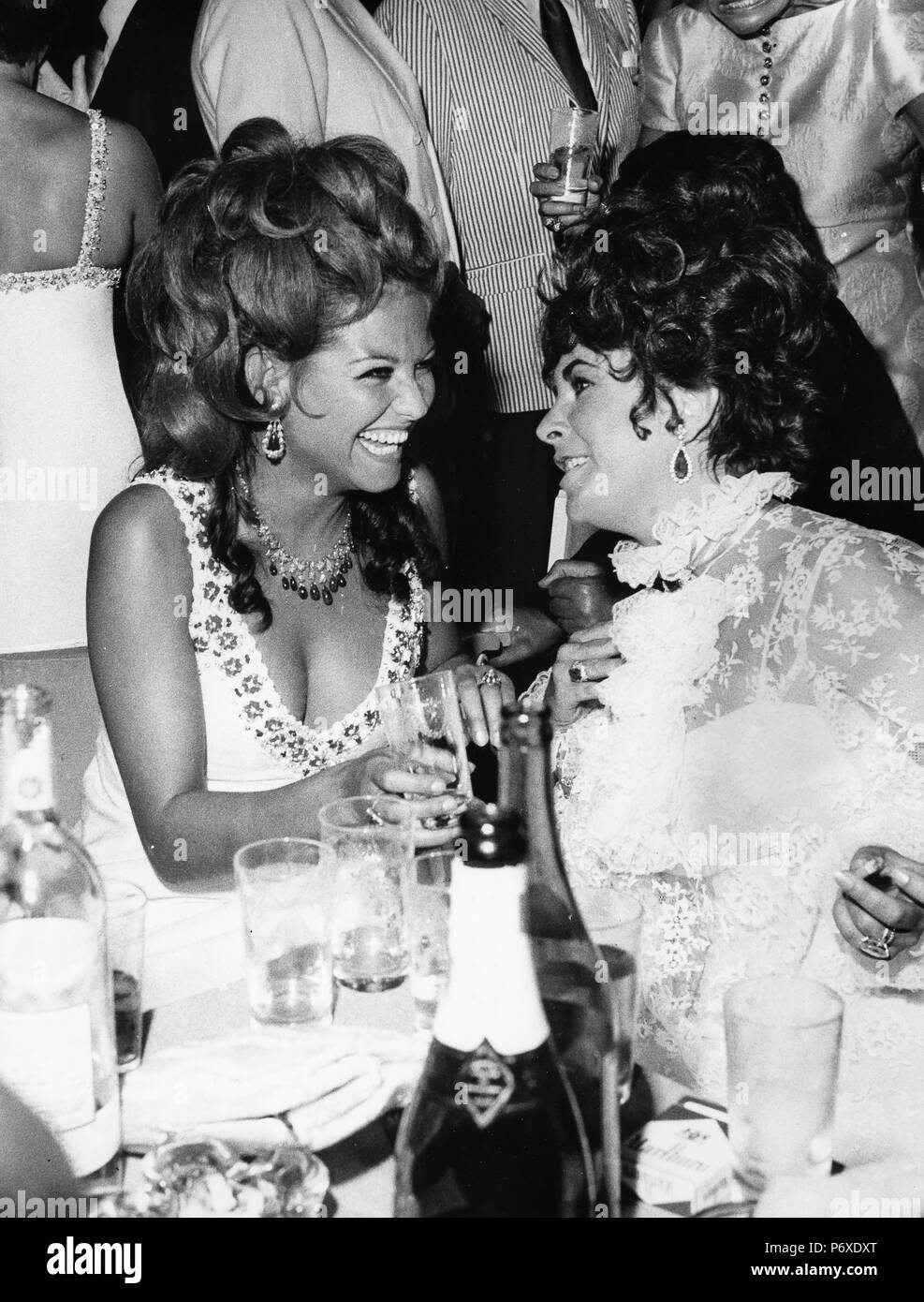Claudia Cardinale, Liz Taylor, Party, Filmfestival Venedig 1962 Stockfoto