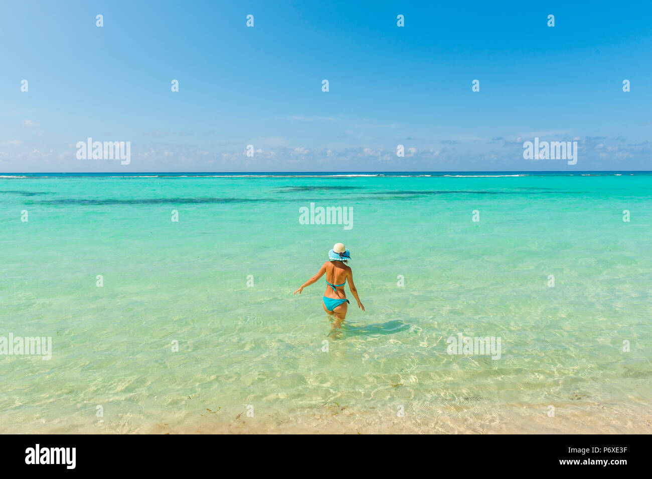 Canto de la Playa, Saona, East National Park (Parque Nacional del Este), Dominikanische Republik, Karibik. Frau entspannen auf dem klaren Wasser des Karibischen Meeres (MR). Stockfoto