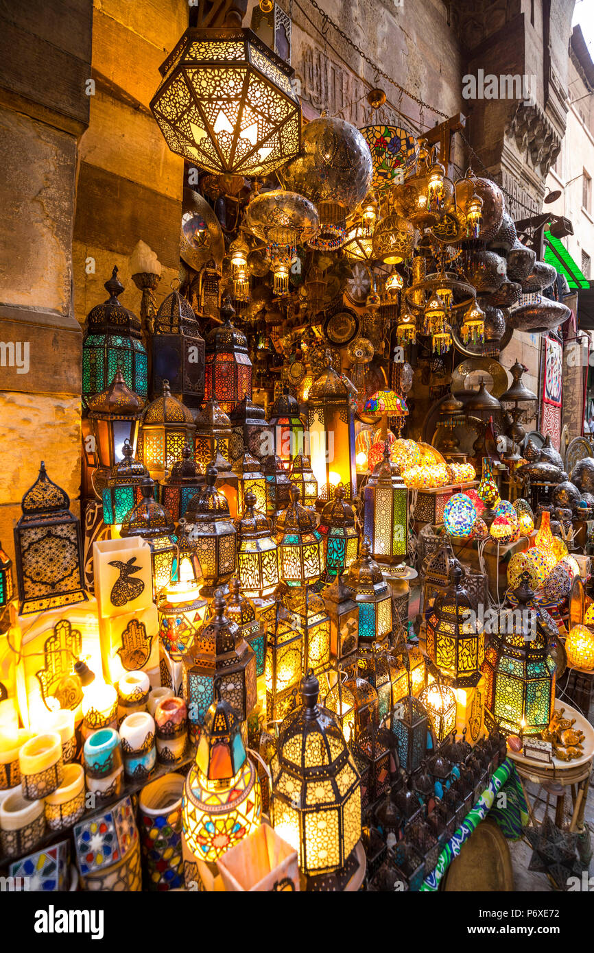 Laternen für den Verkauf in einem Shop in dem Khan el-Khalili Basar (Souk), Kairo, Ägypten Stockfoto