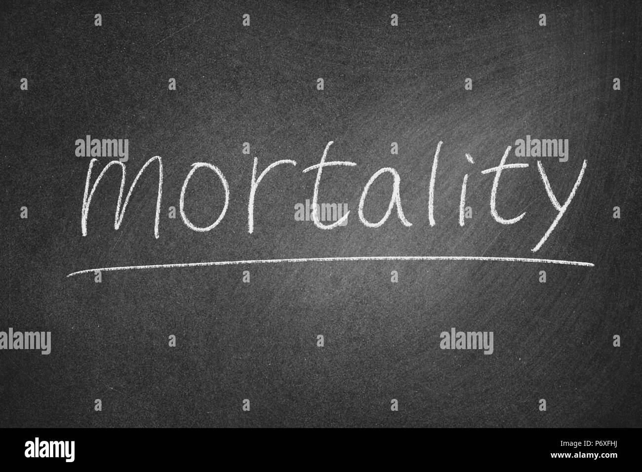 Mortalität Konzept Wort auf einer Tafel Hintergrund Stockfoto