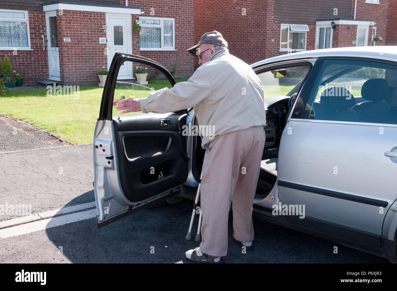 Ältere Menschen kämpfen in dem Auto zu erhalten Stockfoto
