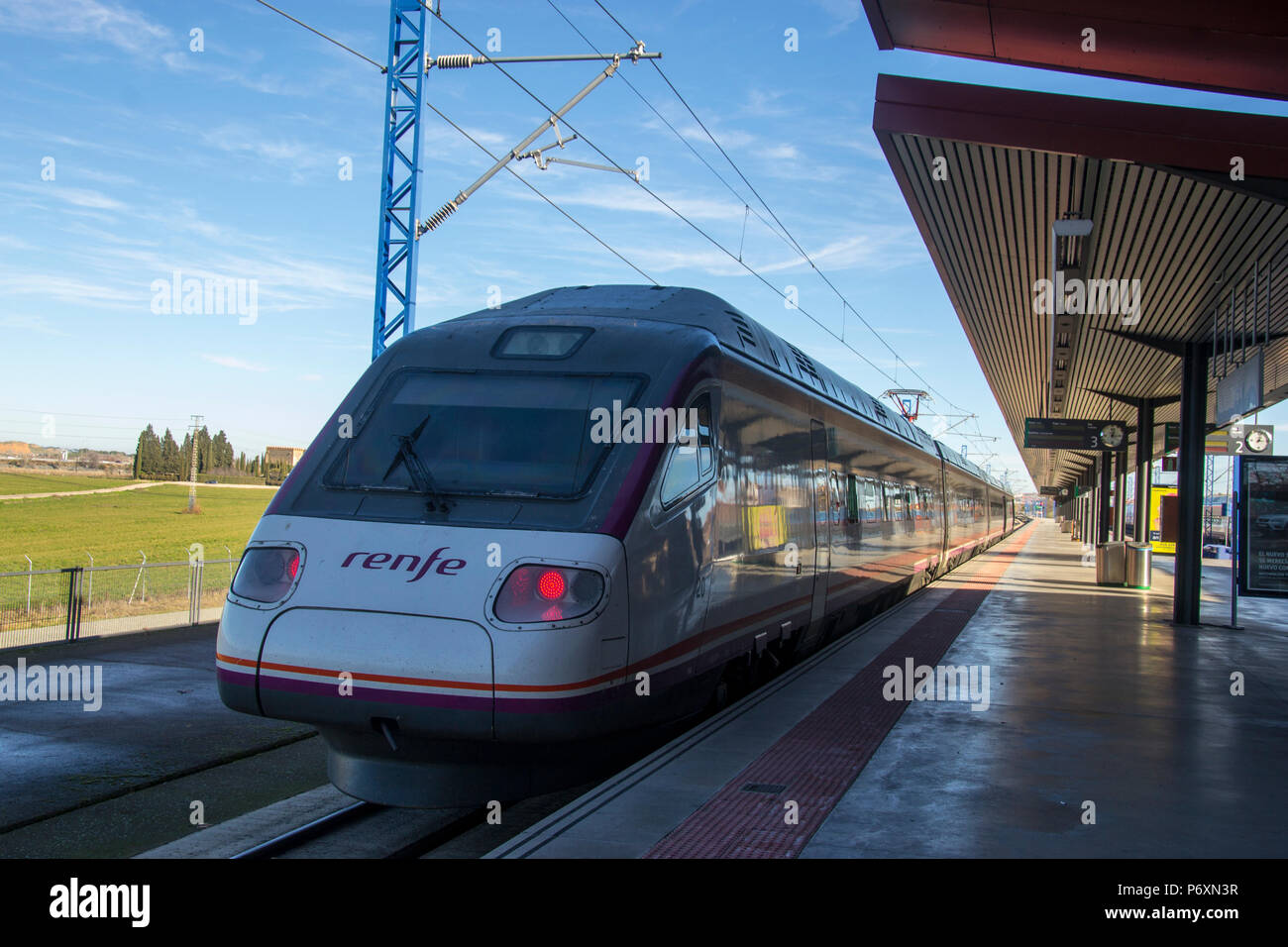 Ein Hochgeschwindigkeitszug wartet an der Plattform der Spanischen Bahnhof von Toledo. Spanien, Europa Stockfoto