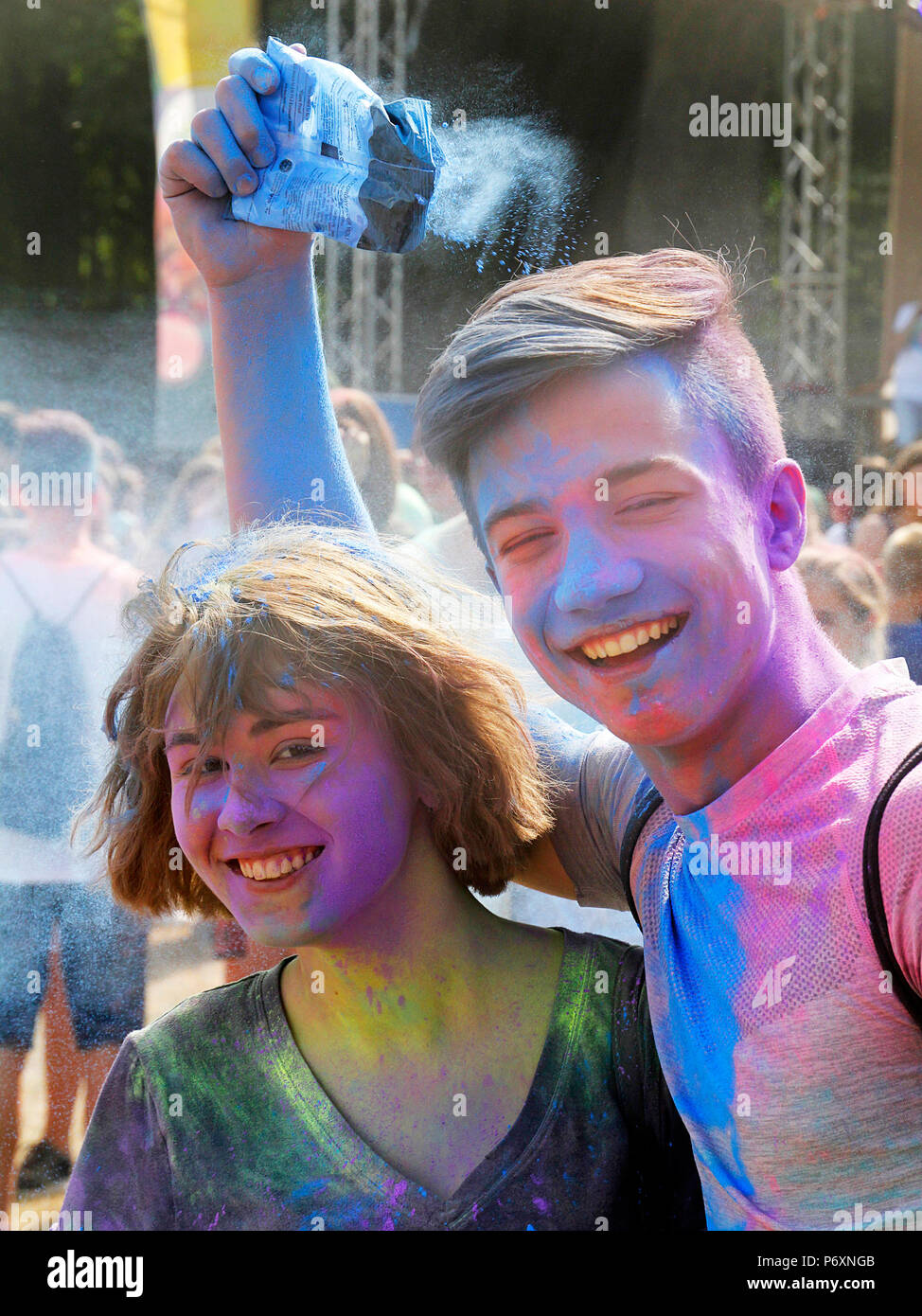 Glückliches Paar an Farbe festival in Krakau, Polen Stockfoto