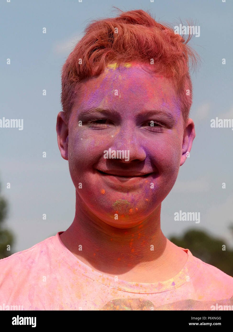 Junge an Farbe Festival in Krakau, Polen Stockfoto