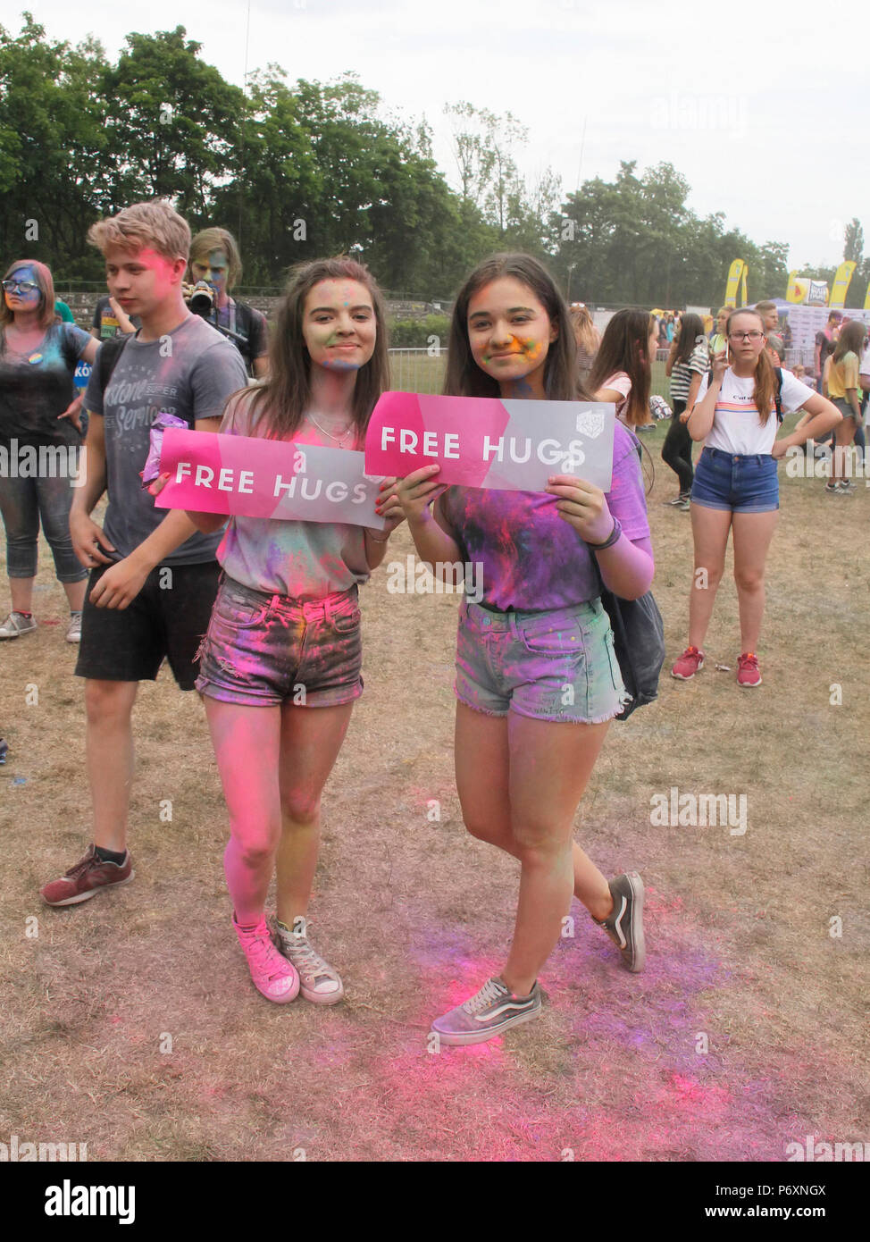 Mädchen mit Free hugs in Farbe festival in Krakau, Polen Stockfoto