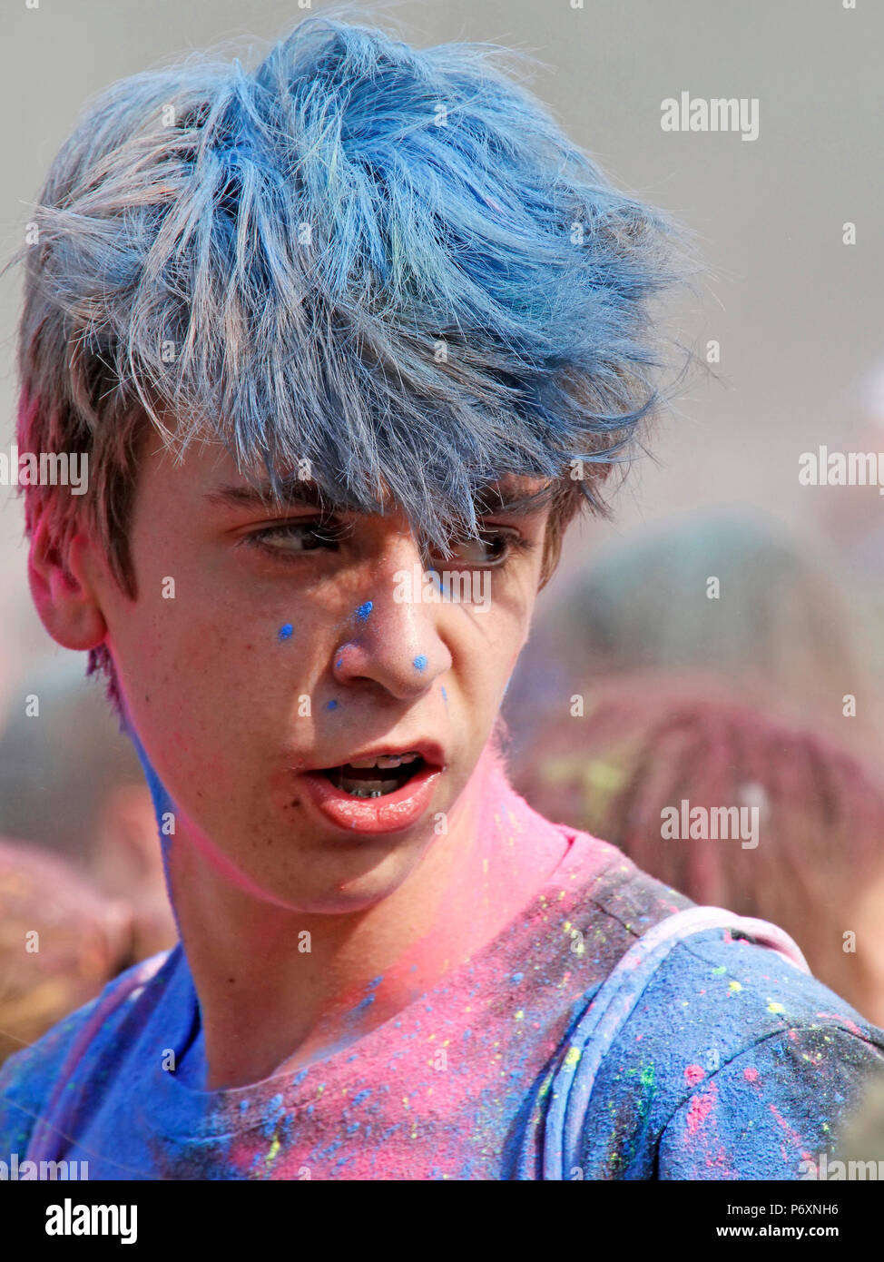 Junge an Farbe Festival in Krakau, Polen Stockfoto