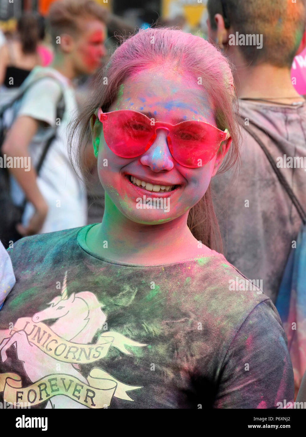 Lächelnde Mädchen ich lustig Sonnenbrille im Color Festival in Krakau, Polen Stockfoto