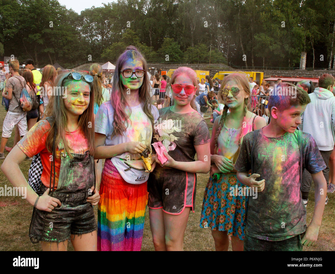 Gruppe von Mädchen in der Farbe Festival in Krakau, Polen Stockfoto
