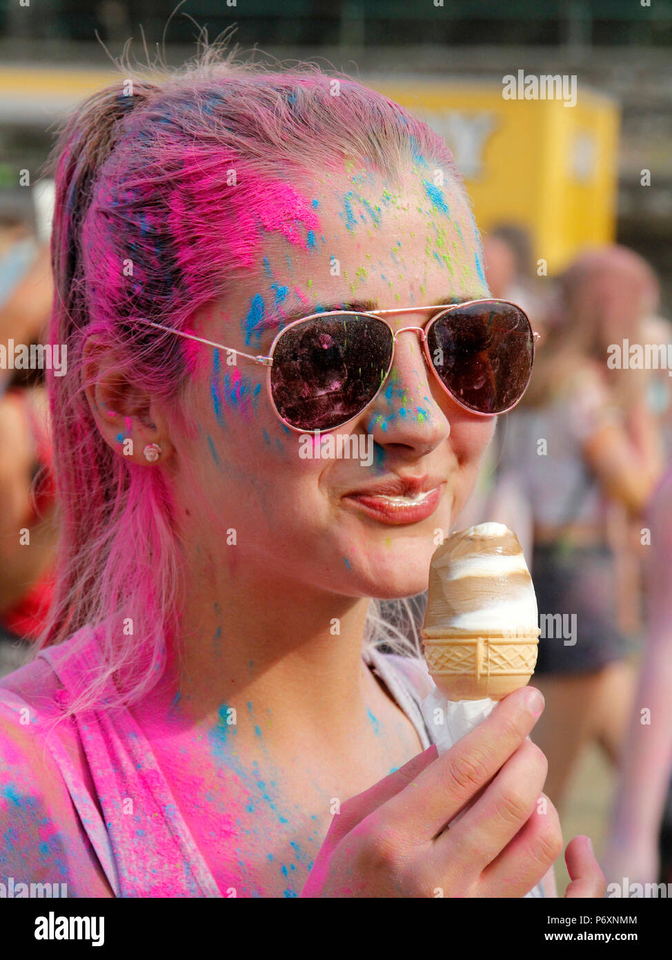 Mädchen in Farbe Festival in Krakau, Polen Stockfoto