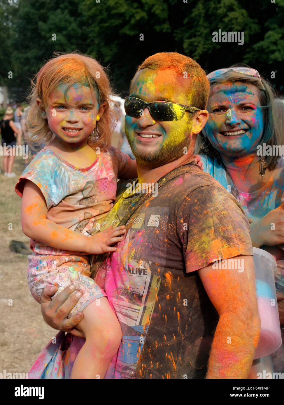 Familie im Color Festival in Krakau, Polen Stockfoto