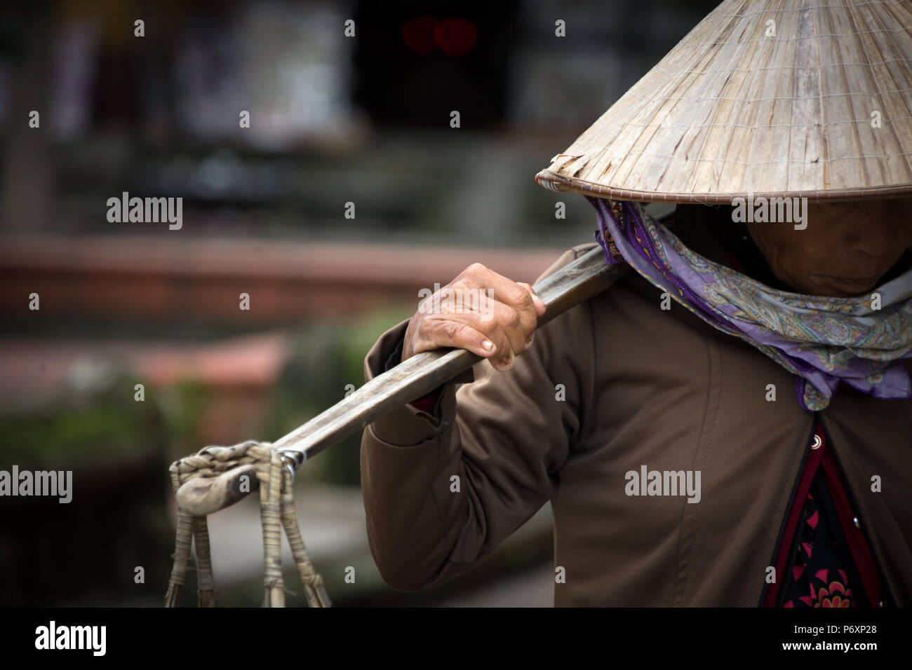 Frau arbeiten mit traditionellen konischen Hut, Hanoi, Vietnam Stockfoto