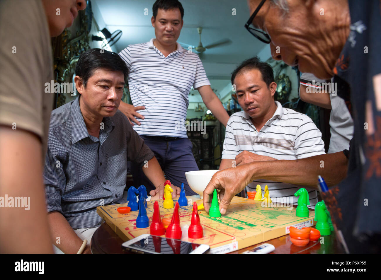 Männer spielen Schach in Saigon, Vietnam Stockfoto