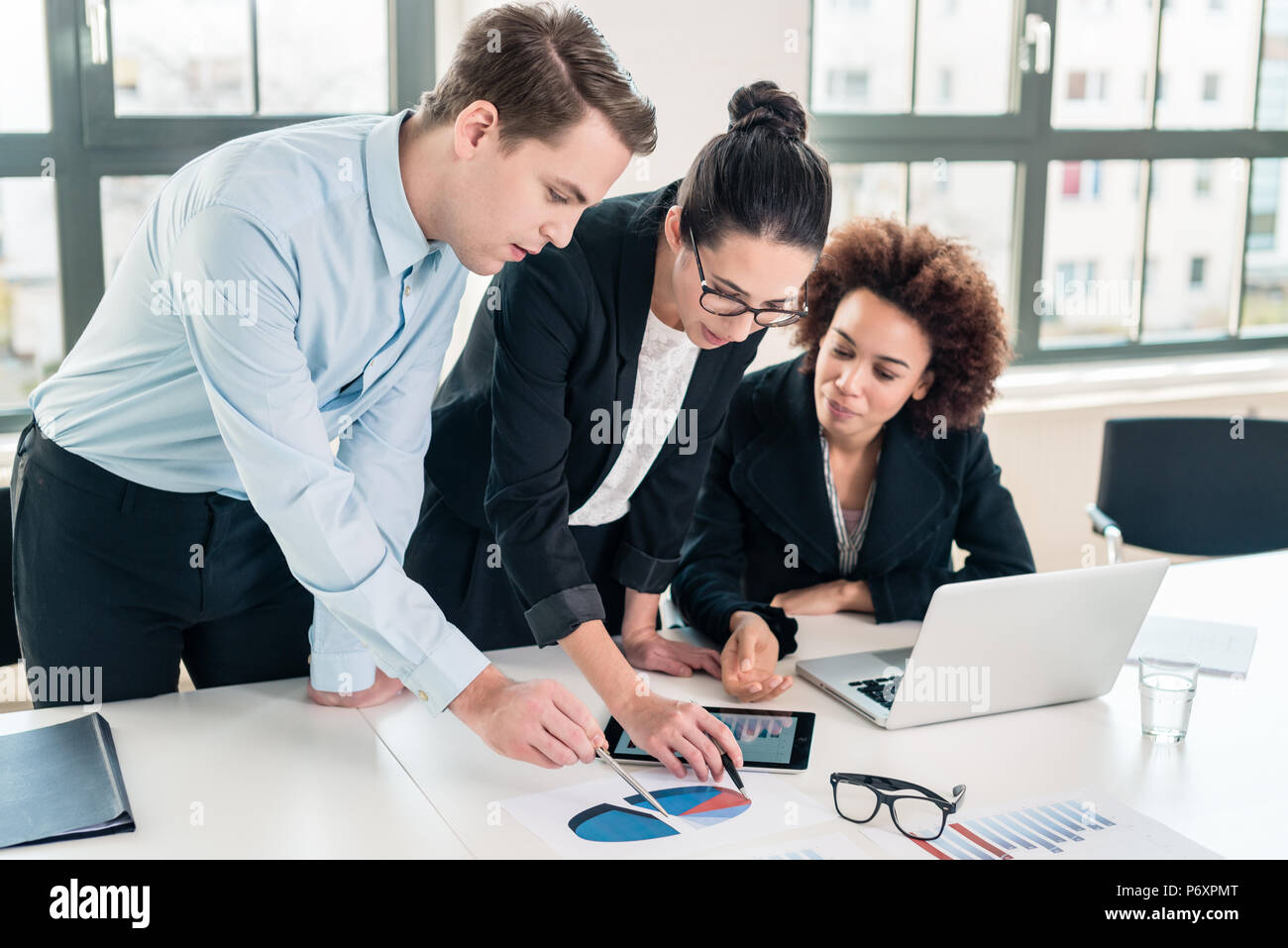 Business Experten interpretieren Kreisdiagramm auf Papier gedruckt Stockfoto