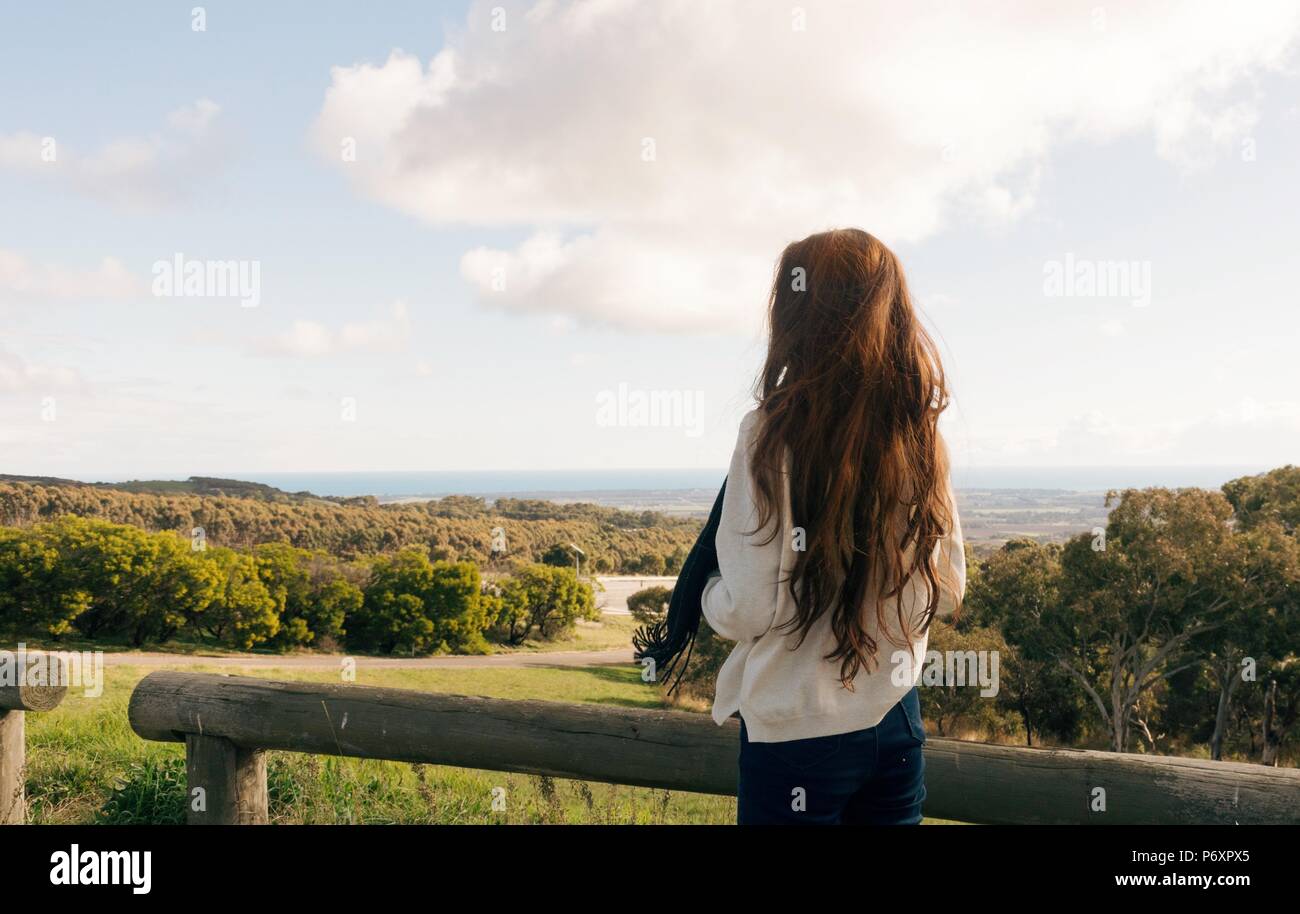 Mädchen auf der Suche nach Ansicht von McLaren Vale, South Australia Stockfoto