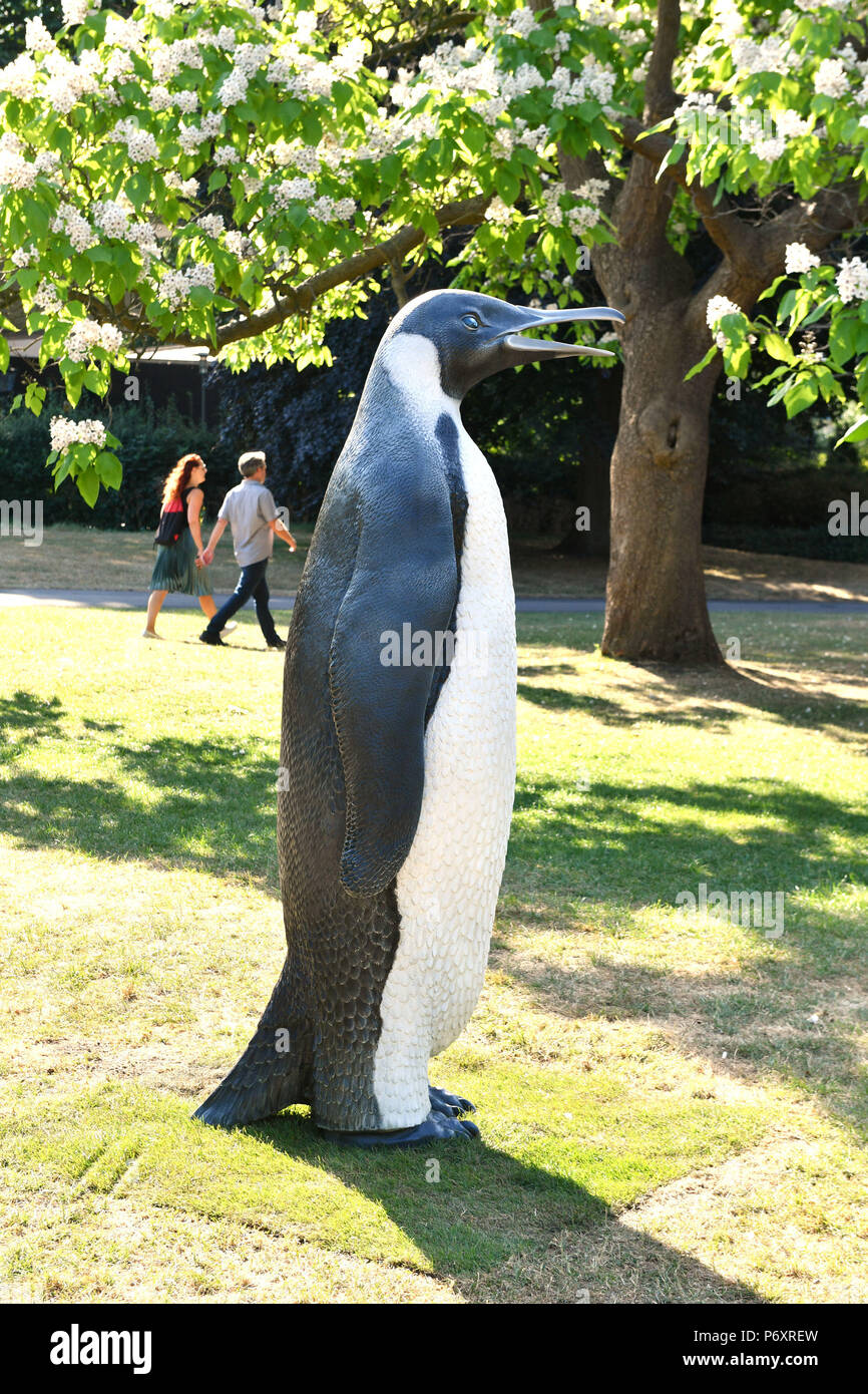 Penguin 2018 von John Baldessari, an die Medien Start der Frieze Skulptur outdoor Ausstellung im Londoner Regent's Park, auf der die Werke von 25 internationalen Künstlern und läuft bis zum 7. Oktober. Stockfoto