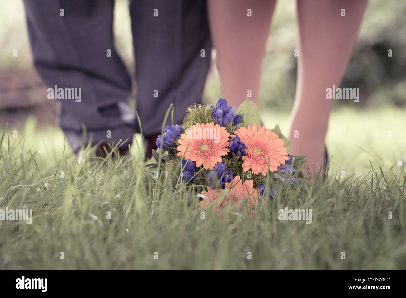 Beine von Paar mit Wedding Bouquet Stockfoto
