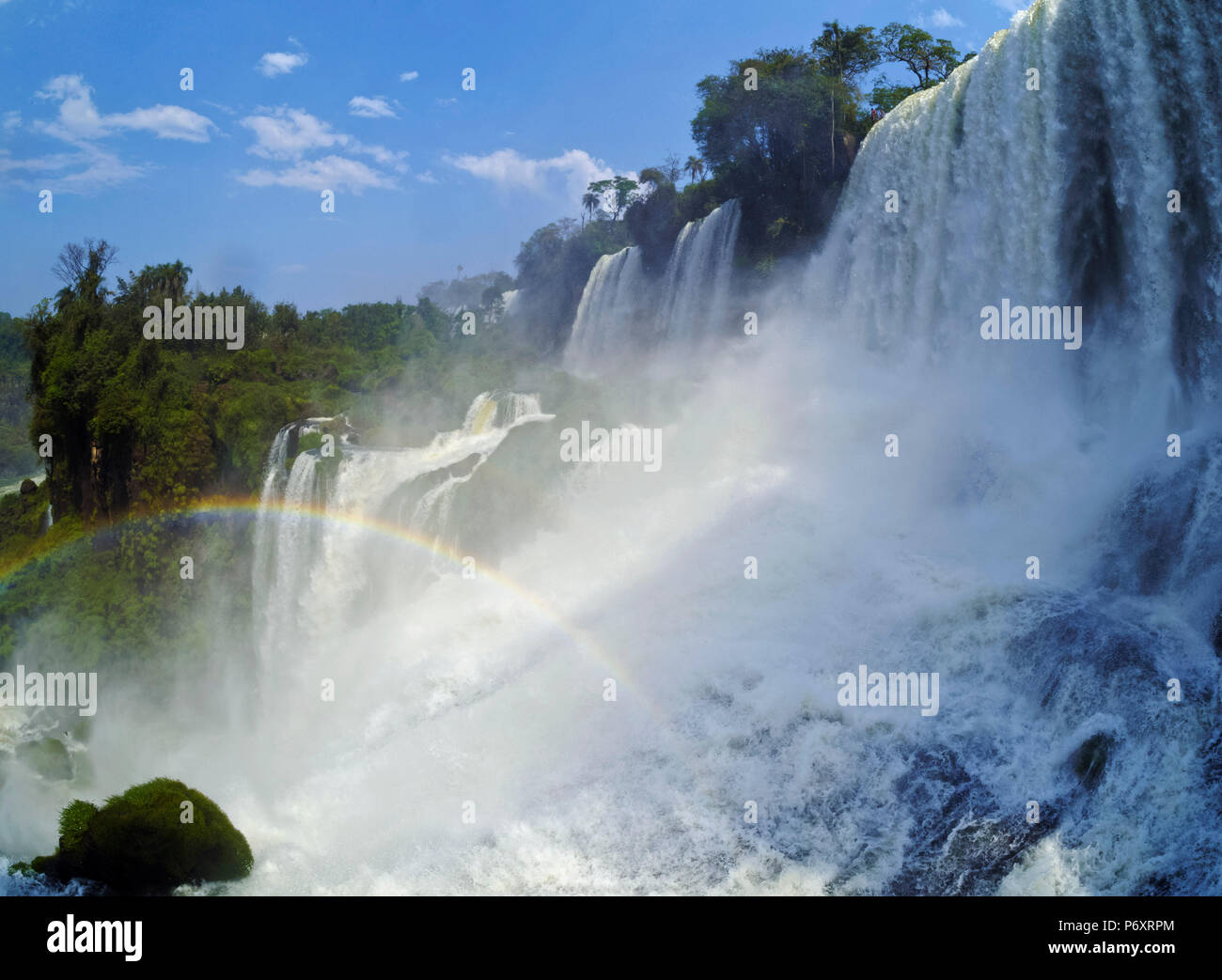 Argentinien, Neuquén, Puerto Iguazu, Blick auf die Iguazu Fälle mit der Regenbogen. Stockfoto