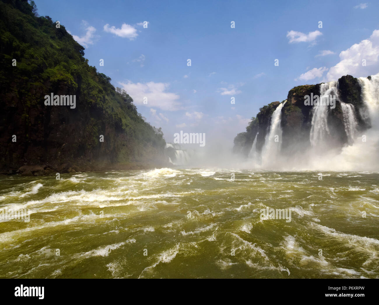 Argentinien, Misiones, Puerto Iguazu, Blick auf die Iguazu-Wasserfälle. Stockfoto