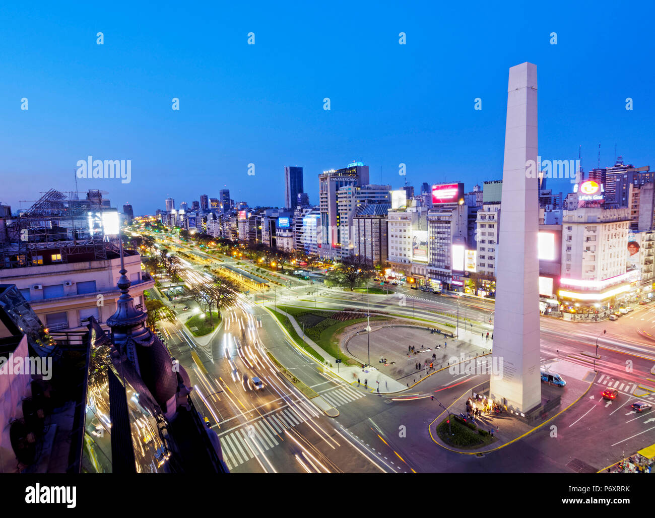 Argentinien, Provinz Buenos Aires, Buenos Aires, Dämmerung Blick auf 9 de Julio Avenue, Plaza de la Republica und der Obelisco de Buenos Aires. Stockfoto