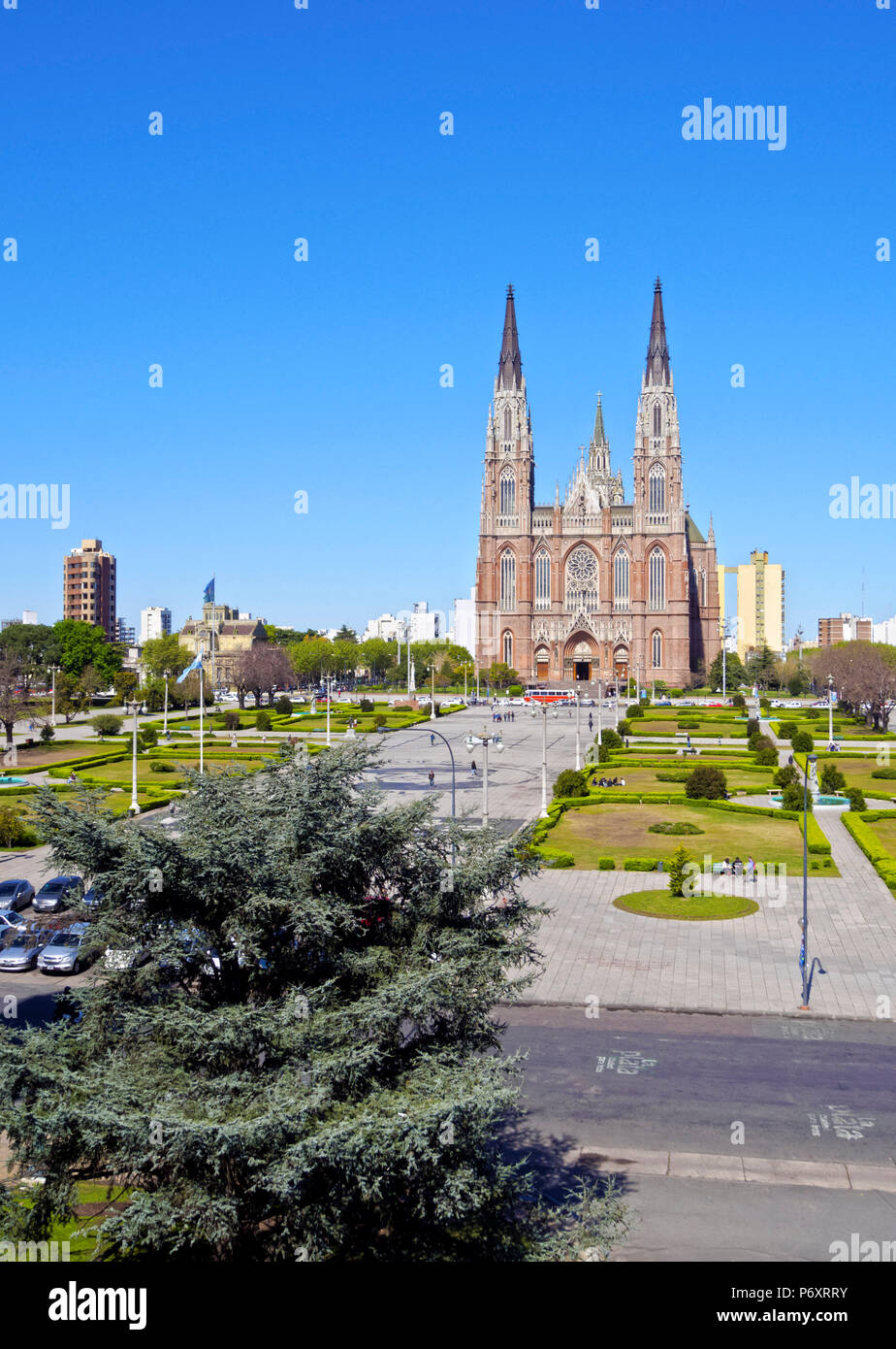 Argentinien, Provinz Buenos Aires, La Plata, Ansicht von der Plaza Moreno und die Kathedrale von La Plata. Stockfoto