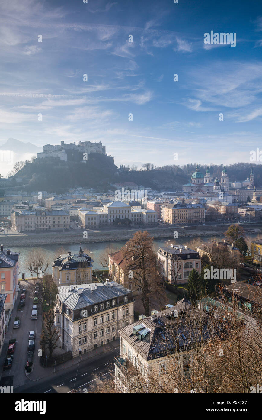 Österreich, Salzburger Land, Salzburg, erhöhten Blick auf die Stadt vom Kapuzinerberg, Morgen, winter Stockfoto