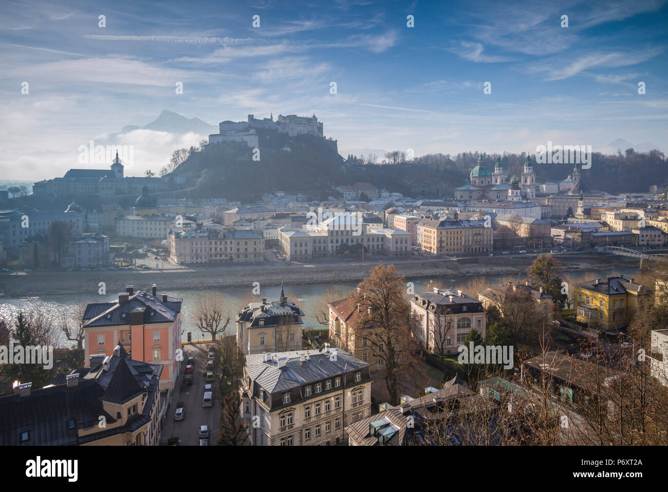 Österreich, Salzburger Land, Salzburg, erhöhten Blick auf die Stadt vom Kapuzinerberg, Morgen, winter Stockfoto