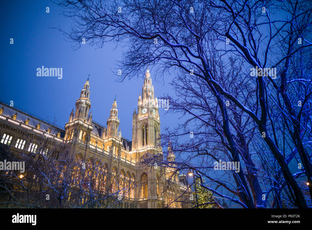 Österreich, Wien, Rathaus, Rathaus, Weihnachtszeit Stockfoto