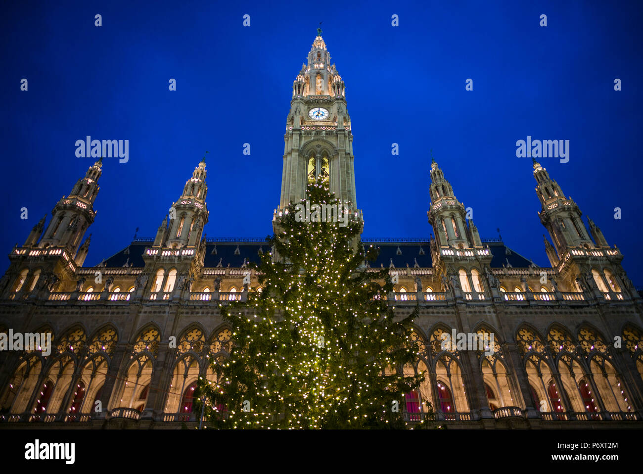 Österreich, Wien, Rathaus, Rathaus, Weihnachtszeit Stockfoto