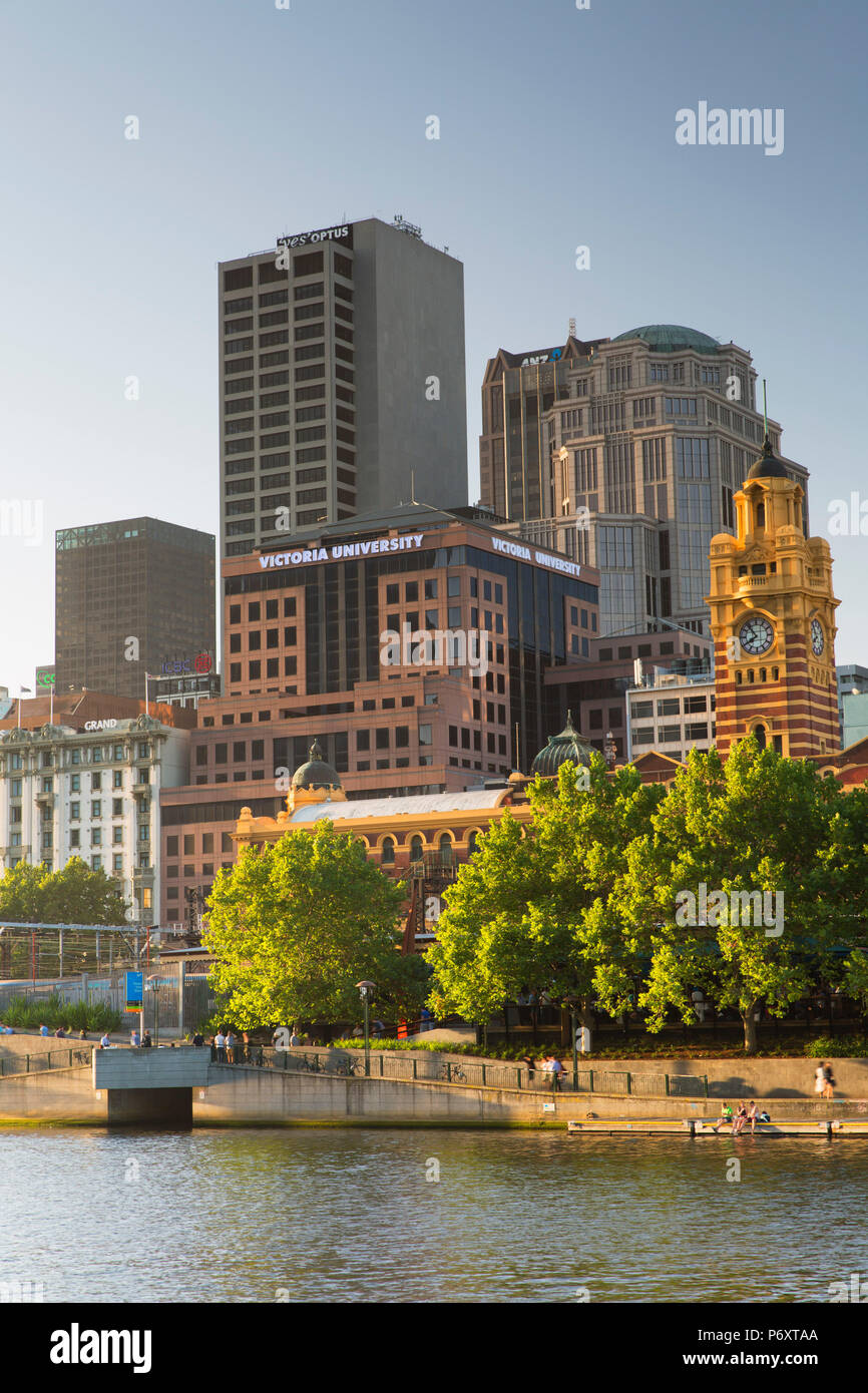 Skyline von Melbourne entlang Yarra River, Melbourne, Victoria, Australien Stockfoto