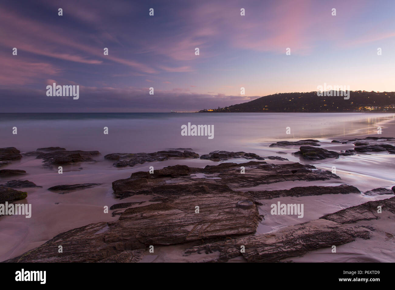Lorne Strand bei Sonnenuntergang, Great Ocean Road, Victoria, Australien Stockfoto