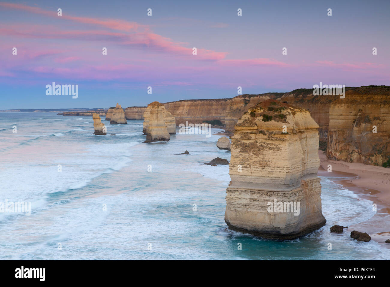 Zwölf Apostel bei Dämmerung, Port Campbell National Park, Great Ocean Road, Victoria, Australien Stockfoto