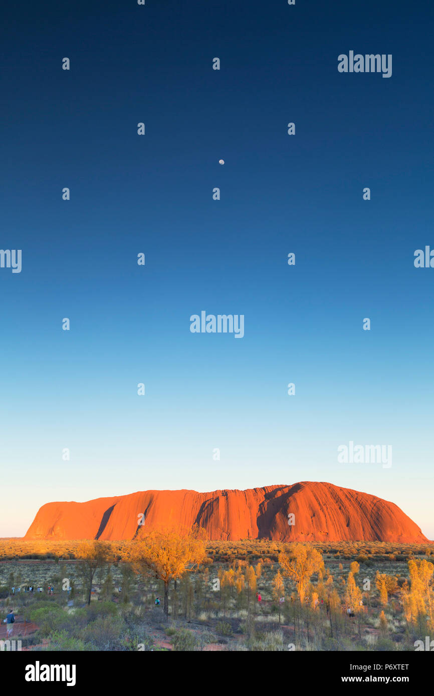 Uluru (UNESCO Weltkulturerbe) an der Dämmerung, Uluru-Kata Tjuta National Park, Northern Territory, Australien Stockfoto