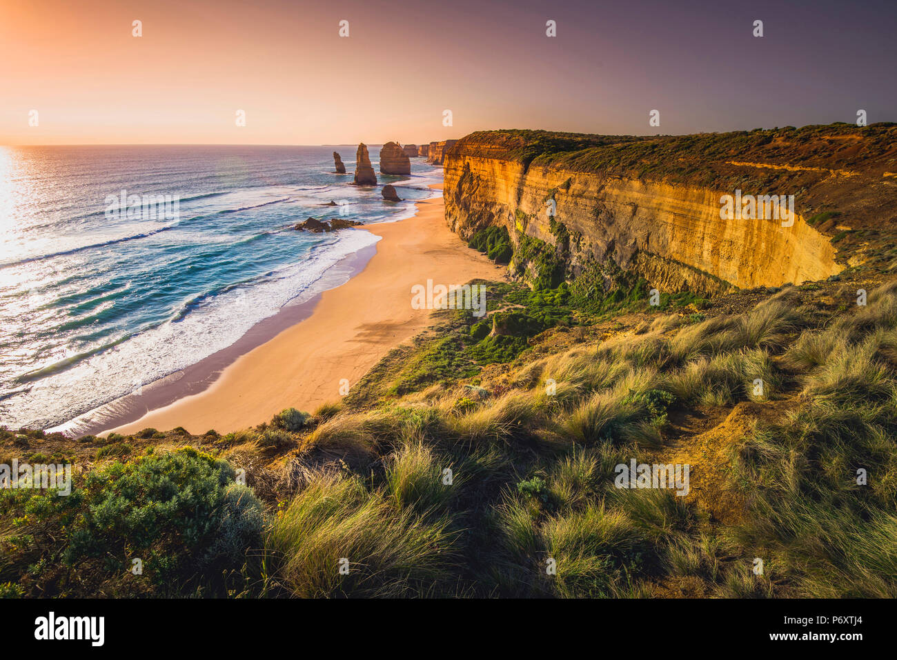 Die zwölf Apostel, Port Campbell National Park, Victoria, Australien. Der Kalkstein Stacks und der Küste bei Sonnenuntergang. Stockfoto