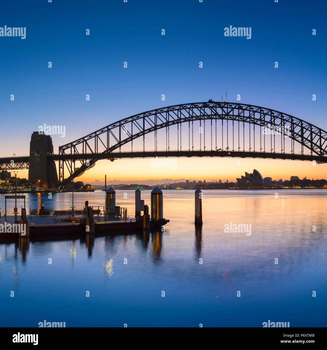 Die Sydney Harbour Bridge aus McMahons Point bei Sonnenaufgang, Sydney, New South Wales, Australien Stockfoto